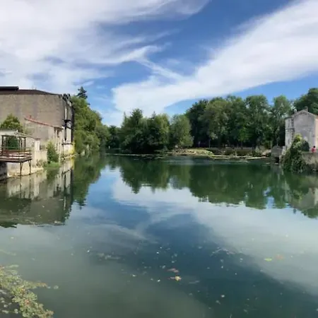 乡村民宿 Le Quai 2, Ancien Moulin Au Bord De La Charente - Charme Et Serenite A 雅尔纳克